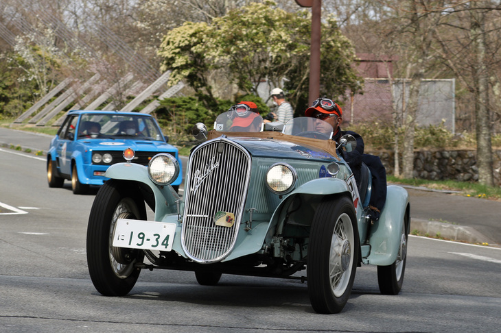 1934年「フィアット508Sバリッラ・スポルト」。上品なツートンカラーが似合う戦前の小型スポーツカーの傑作。