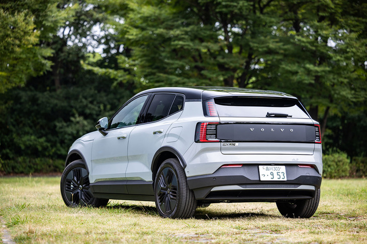 「EX30クロスカントリー ウルトラ ツインモーター パフォーマンス」のボディーサイズは全長×全幅×全高＝4235×1850×1565mm、ホイールベースは2650mm。「EX30」よりも幅が15mm広く、全高が15mm高い。最低地上高は195mm。