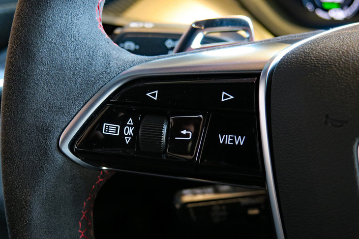 アウディRS e-tron GT（ステアリングスイッチ）