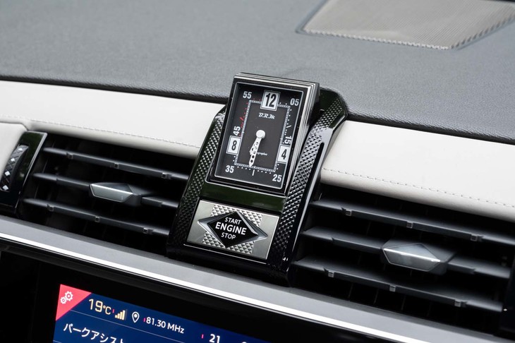 ダッシュボード中央にレイアウトされたB.R.M.のアナログ時計は、システムを始動すると回転して姿を現す仕掛け。