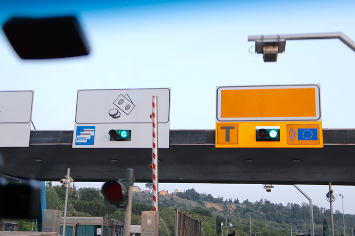 フィレンツェ郊外のインプルネータICの出口料金所。もはや“数あるなかの1社”の登録商標でしかなくなった「テレパス」の名称はなくなり、電子料金収受ゲートを示す「T」の文字とサインのみになっている。左は現金およびカード支払い用ゲート。