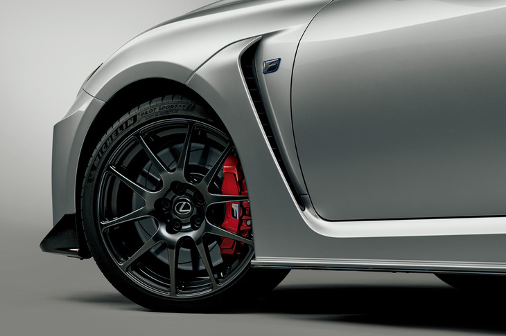 メタルスターグロスブラック塗装を施したBBS製19インチ軽量鍛造アルミホイールとレッドブレーキキャリパーなどが目を引く「RC F“ファイナルエディション”」の足まわり。