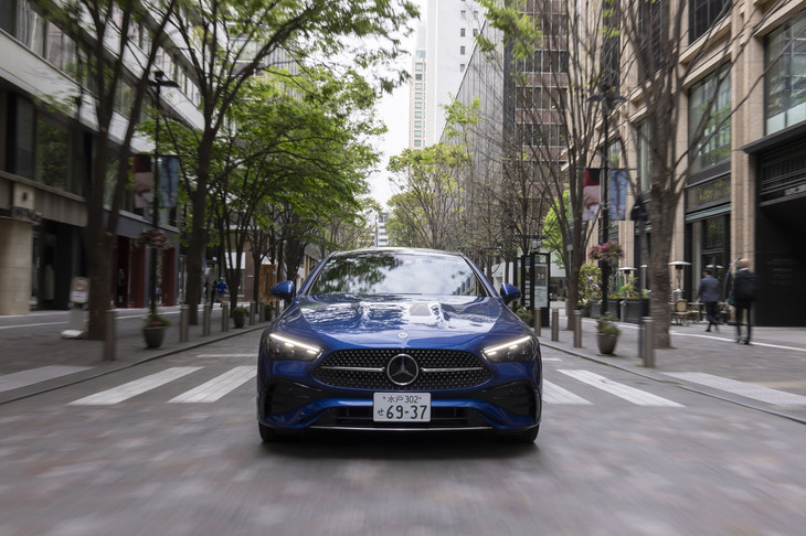 2024年3月に上陸したメルセデス・ベンツの最新モデル「CLE クーペ」。日本でのラインナップは48Vマイルドハイブリッドシステムを搭載する「CLE 200 クーペ スポーツ」の1機種となる。車両本体価格は850万円（税込）【MP202401】。（※写真のCLE クーペはすべてオプション装着車）