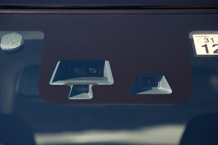 フロントウィンドウに備わる運転支援システムのセンサー。自動緊急ブレーキなどに用いる赤外線センサーに加え、「セーフティーパッケージ」装着車にはランプ類の制御に用いる単眼カメラが装備される。