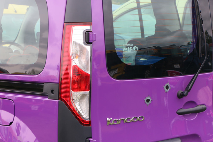 ユニークな装飾を愛車に施すオーナーも多い。こちらは弾痕ステッカー付きのハードボイルドな「カングー」。