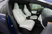 試乗車はウルトラホワイトのレザーシートを装着していた。汚れの付着や表皮の劣化が少なくなるという、ステインレジスタントコーティングが施されている。