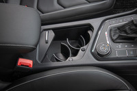 センターコンソールの収納は、ふたをあけるとまずは物入れが登場。それからボタンを押すと部品が飛び出し、カップホルダーとして使える仕掛け。