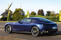 「フェラーリ・ローマ」のリアクオータービュー。タイヤの上、フェンダーまわりのボリュームに注目。アストンなどとはもちろん、フィオラバンティ時代の「BB」や「テスタロッサ」あたりと比べても、その肉の付き具合がわかりやすい。