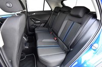 ブルーの差し色が入ったシート地は、「TロックTSIスタイル デザインパッケージ」のなかでも、ボディーカラーが「ラヴェンナブルーメタリック」のモデルだけに与えられる。