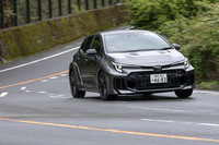 2025年9月に発表された改良では、ボディーの組み立てに用いる構造用接着剤の塗布長を従来の「RZ」比で13.9m延長。これは、ニュルブルクリンクなど海外のサーキットでの本格走行を想定した施策で、国内サーキットでは発生しない強烈な上下左右Gにも耐えられるレベルまでボディー骨格を強化した。