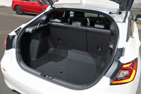 446リッターの容量を持つ「シビックEX」の荷室。側壁には、引き出し式のトノカバーが備わる。