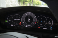 メーターパネルは「タイカン」のようなオーバル形状のフルスクリーンタイプに変更。伝統の5連メーター表示（写真）のほか、ほぼ全面をマップにすることもできる。