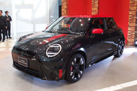 「MINIジョンクーパーワークスE」の車両本体価格は616万円。