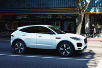 スポーティーなデザインとちょうどよいサイズ感で人気を博すコンパクトSUV「Eペース」。