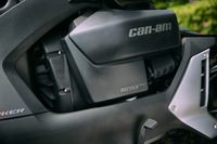 エンジンはいずれもロータックス製で、「ライカー600」には600ccの並列2気筒、その他のグレードには900ccの並列3気筒が搭載される。いずれもトランスミッションにはCVTが組み合わされる。