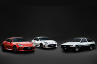 手の届きやすい価格で運転が楽しいFR（フロントエンジン・リアドライブ）車として人気を博したAE86。その魂を受け継ぐ現役スポーツカー「GR86」には、AE86の40周年を記念した特別仕様車が設定されている。