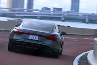 高いパフォーマンスに加え、クルマの状態を感じ取れるインフォメーションやドライブフィールも備えていた「RS e-tron GTパフォーマンス」。こうした点は、長きにわたりクルマをつくってきた、既存の自動車メーカーならではのアドバンテージといえるだろう。