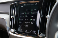 運転支援システムをはじめとした各種車両装備や、カーナビゲーション、オーディオなどの操作を統合したマルチメディアシステム「センサス」。主に縦型のタッチスクリーンで操作する。