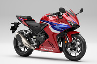 フルカウルの「CBR500R」は、兄貴分の「CBR1000RR-Rファイヤーブレード」をモチーフにしたという意匠も魅力だ。