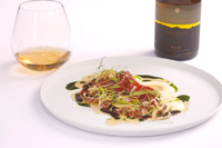 黒皮南瓜（かぼちゃ）のコンソメや切り干し大根のエスプーマを合わせた経産牛（出産を経験した母牛）のカルパッチョ。経産牛はミンチや加工用として使われることが多いが、今回はスライス肉で登場。柔らかくおいしかった。川手シェフはどんな食材も無駄なく使うことで、料理からサスティナビリティーのメッセージを発信している。