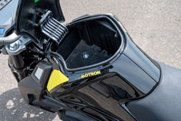 燃料タンクのように見えるスペースは、実は収納ボックス。ヘルメットをしまえるような広さはないが、そこそこに使えそうな容量である。