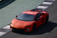 エンジン単体での最高出力は800PSにも達する。絶対的な火力はもちろんのこと、その数値を9000-9750rpmで生み出すというのもすごい。