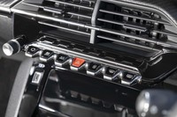 センターコンソール中央には、特徴的なデザインのトグルスイッチが並ぶ。空調用のものがメインで、中央はハザードランプスイッチ。