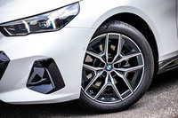 「523d xDrive Mスポーツ」はブラックとグレーの「Mエアロダイナミックホイール936Mバイカラー」と呼ばれる19インチホイールを標準装備としている。今回の試乗車は245/45R19サイズの「ピレリPゼロ」タイヤが組み合わされていた。