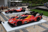 フェラーリが誇る、世界最高峰のレーシングカーも展示。写真手前がWECのマシン「499P」で、奥がF1マシン「SF-26」。