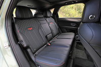 シートレイアウトは2列5人乗りと、2列目分割シートの2列4人乗り、3列7人乗りの3種類。2列目シートには、インフォテインメントシステムやルーフブラインド、空調、車内照明を操作できる脱着式のリモートコントローラーが用意されている。