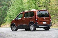 サスペンションはフロントがマクファーソンストラット式でリアがトーションビーム式。最低地上高は180mmを確保している。