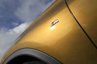 フロントフェンダーの後ろに貼られる「M」のエンブレム。