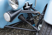 サスペンションは、前がダブルウイッシュボーン（写真）、後ろがマルチリンクライブアクスル……すなわちA字型のアームで車軸を支持するリジッドアクスルだ。