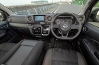 ダッシュボードのカラーリングはグレーからブラックに変更。D型シェイプのステアリングホイールも新しい。