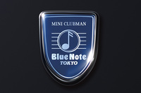 「MINIクーパーDクラブマン ブルーノート トーキョー エディション」の専用エンブレム。