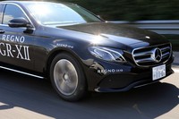 「レグノGR-XII」を履いた「メルセデス・ベンツEクラス」で公道を試乗。高速道路はもちろんのこと、荒れた一般道の路面でも、ロードノイズの発生が少ないように感じられた。