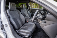 テップレザーとアルカンターラのコンビ表皮が採用されたフロントシートには、「ウェーブ」「バタフライ」「サイドトゥサイド」「スネーク」などの8種類のメニューから選択できるマッサージ機能「マルチポイントランバーサポート」が組み込まれている。