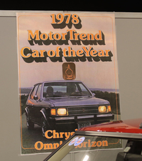 大西洋を越えた姉妹車「クライスラー・オムニ ホライズン」のポスターも。