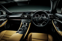 センターコンソールやドアトリムに同じ形状のパーツを配置したレイヤードデザインが特徴となる「RC」のインテリア。走行に連動して光量を調整するアンビエントイルミネーションが採用されている。