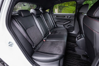 フロントシートと同じく、プライムスムース×ウルトラスエードのコンビ表皮に赤いステッチが入る「シビックRS」のリアシート。背もたれには60：40の分割可倒機構が備わる。