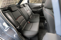 リアシートは空間的にやや窮屈。国産Bセグメントコンパクトのなかでも、パーソナルユース寄りのクルマなのだ。