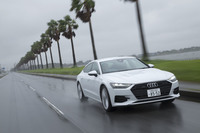 新型「A7スポーツバック」はブレーキング時に最大12kWのエネルギー回生が可能。55～160km/hの速度域で、コースティング（慣性走行）により燃料消費も抑える。0-100km/hの加速タイムは欧州参考値で5.3秒。