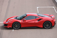 オプションとしてカーボン製のホイールが用意される「488ピスタ」。車重は「488GTB」比で90kg軽量に仕上がっている。
