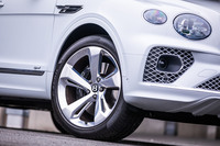 試乗車はポリッシュ加工が施された22インチの「ダイレクショナル5スポーク」ホイールに、285/40ZR22サイズの「ピレリPゼロ」タイヤを組み合わせていた。