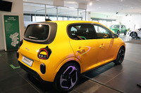 リアフェンダーのボリューム感は初代と大きく異なる点だ。車両重量は1595kg。ルーフ上のアンテナは、この「テクノ」仕様の場合はシャークフィン式だが、「エボリューション」仕様ではロッド式になる。