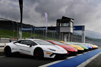 富士スピードウェイのピットレーンにずらりと並んだ「ウラカン ペルフォルマンテ」。