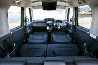 後席の背もたれは、最大70度までリクライニング可能。前席とのコンビネーションにより、ご覧のようなくつろぎ空間も作り出せる。