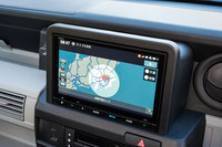 8インチのナビゲーションは15万1800円のオプション。近隣の充電器を検索できるのはもちろん、残りの充電量でたどり着ける場所の目安を表示することもできる（写真）。スピーカーは運転席側に1つだけの極めて割り切った仕様だ。