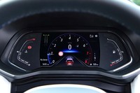 メーターパネルは7インチの液晶表示タイプ。車両でウインカーやハザードランプを使用すると、画面中央下部のアイコンにも反映される。