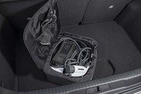 専用の収納バッグとともに車載される、普通充電の充電ケーブル。作業用のグローブも付属する。